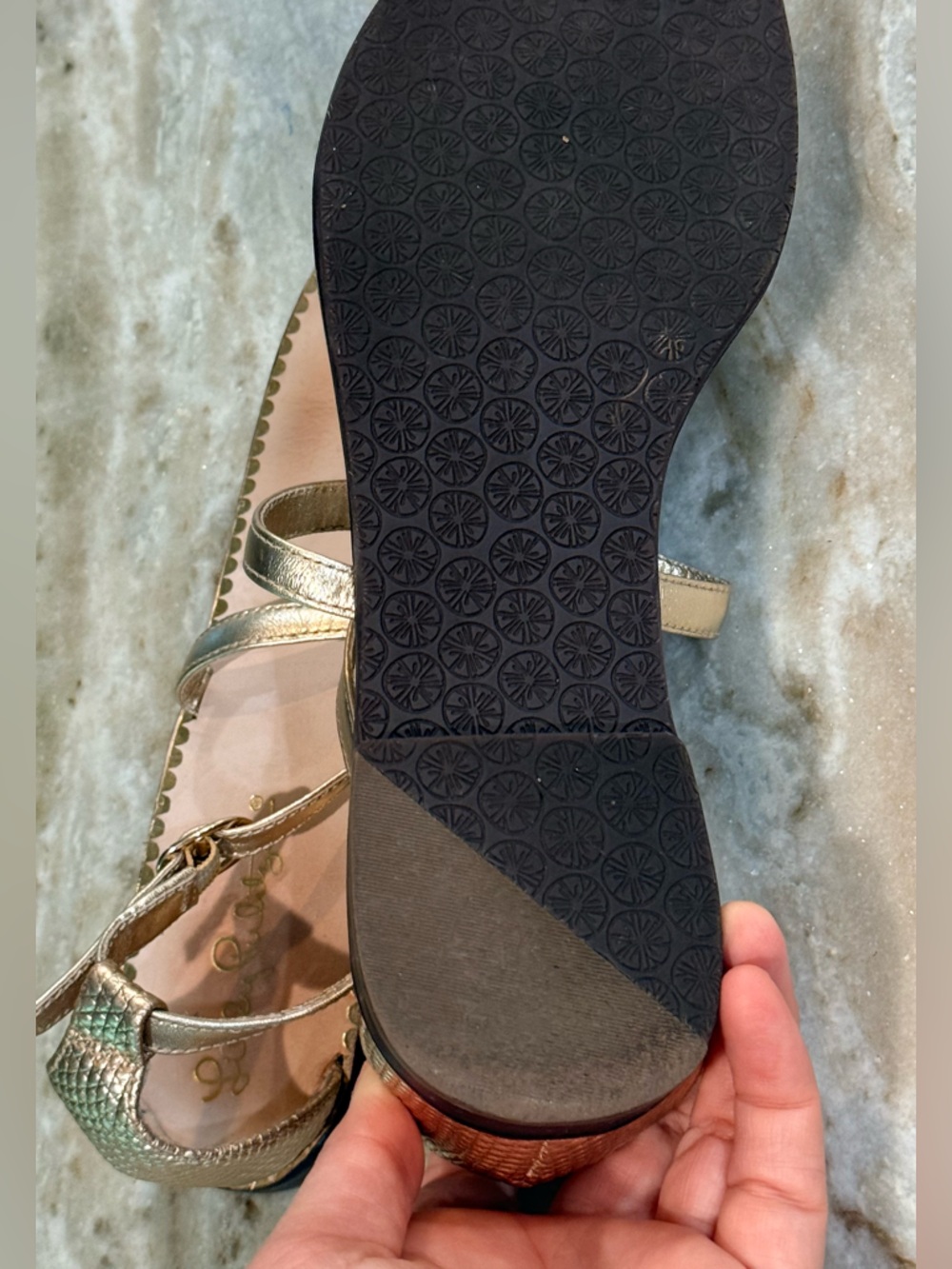 Women’s LILLY PULITZER Gold metallic T-strap sandals- Size 7.5 - Picture 7 of 7